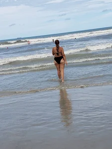 Beach meaty ass MILF W bikini
