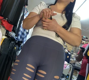 LATINA IN RIPPED LULULEMONS