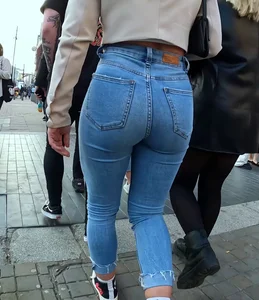 Tight blonde in blue jeans with nice bubble