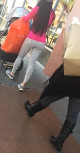 Candid Asian milf with a nice ass in grey leggings