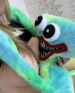 Huge pack of leaked hot girl's selfies showing off her giant boobs in sexy outfits