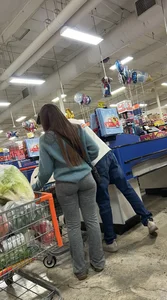 Brunette w/ bubble in grey leggings [OC]