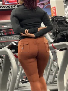 iNSANE LIGHT SKIN RED HEAD EBONY WIT craZ PHAT ASS(tread mill)