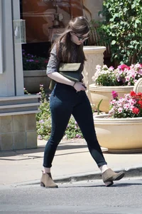 Thick booty brunette with nice ass in tight black jeans