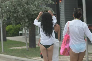 Even more hot and sexy bikini babes in Florida