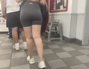 2 gym baddies with nice asses in line