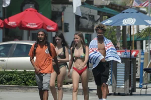 Candid Florida beach and bikini girls