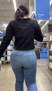 Short Latina has sweet bubblebutt in jeans