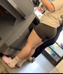 Amazing pawg  at the Self Check out