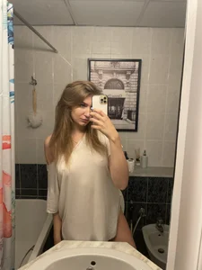 Hot mirror selfies