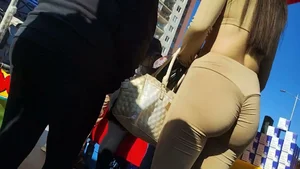 Beautiful college girl’s butt in tight leggings. Face capture (OC)
