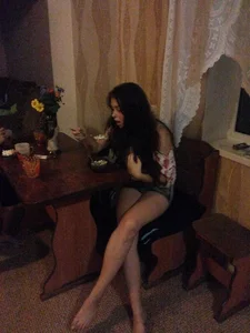 JB Teen Candid with Hot Legs Eating in a Cafe
