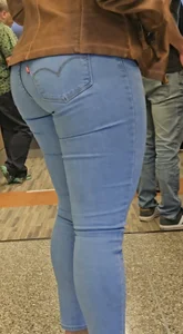 Tight Juicy Butt in blue levis jeans
