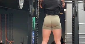 Thick ass white girl tight short at gym (Not OC)