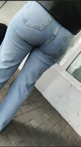 Girl with a round ass🍑