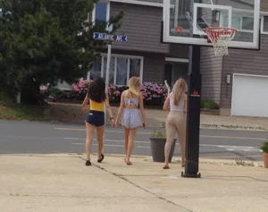 Couple teens walking in shorts and leggings