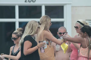 Candid Florida beach and bikini girls