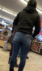 Cute brunette all up in donut box so I capped her donut hole!
