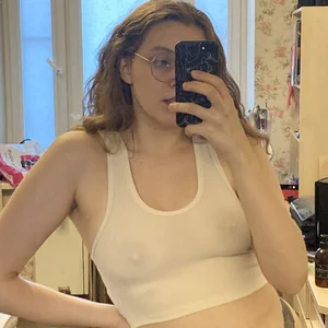Hot amateur bespectacled chubby girl’s leaked erotic selfies