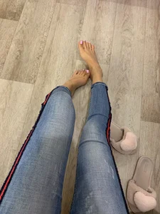Long Skinny Legs in Tight Jeans and Bare Feet Selfie