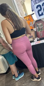 Gorgeous PAWG milf in pink leggings