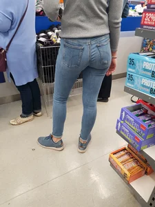 Sexy Russian babe with a great ass in tight jeans
