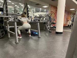 Hot gym babe in grey leggings with a nice ass doing squats