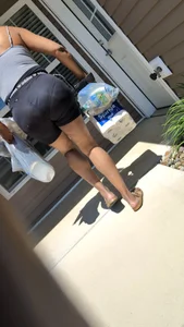 Thick ass delivery chick with vpl . She had too many bags and I needed caps