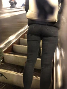 Candid Booty in Tight Black Jeans on a Subway Escalator Closeups
