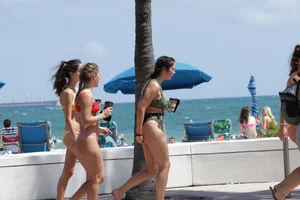 Deerfield Beach girls in bikinis