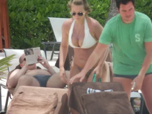 Bikini babe at the beach with nice tits and ass