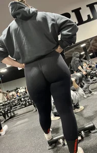 Thick booty working out at the gym in black leggings