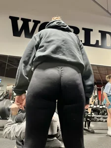 Thick booty working out at the gym in black leggings