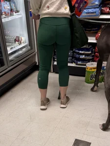 Thick booty MILF in green lululemon leggings [OC]