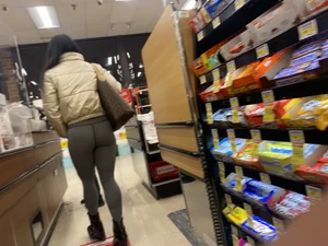 Hot Fit Ass and Legs in Grey Yoga Pants at the Grocery Store Creepshot