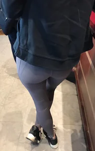 Blonde babe with a nice ass getting lunch in leggings and jeans