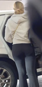 Silly faces Phat ass waiting for an Uber, VPL