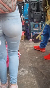 Latina booty in pocket less jeans