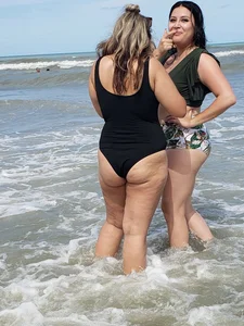 Latina ass in black on beach with family