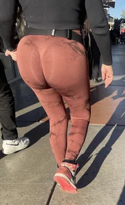 Sexy BBL in brown leggings
