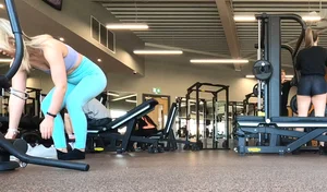 Gym blonde in turquoise leggings notices me and doesn’t mind, even moves in front of me later for some close-ups