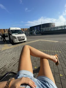Leaked hot selfies of a girl with awesome long legs