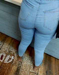 Small waist with a thick peach
