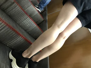 Sexy Legs And Booty in Shorts - Subway Escalator Low Angle Creepshots Gallery