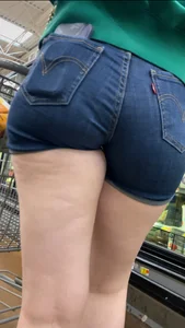 PAWG eating up shorts. VPL