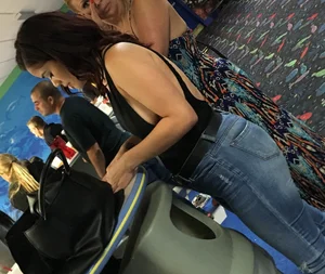 Thick brunette in tight jeans and showing some side boob