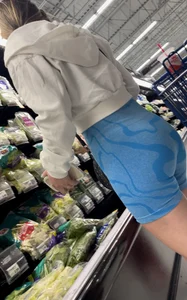 2 fit girls shopping