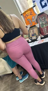 Gorgeous PAWG milf in pink leggings