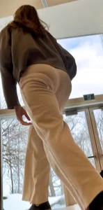 Volleyball player in sweatpants has a nice vpl