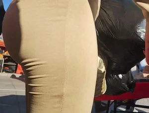Beautiful college girl’s butt in tight leggings. Face capture (OC)